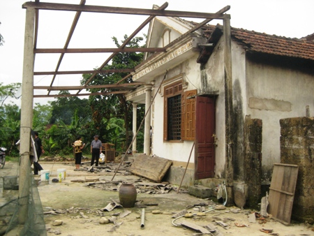 Tin tức mới cập nhật hôm nay cho biết hơn 300 ngôi nhà ở Hà Tĩnh bị tốc mái do lốc xoáy
