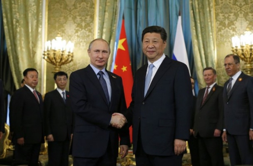 Tổng thống Nga Vladimir Putin hôm qua bắt tay với Chủ tịch Trung Quốc Tập Cận Bình tại Moscow