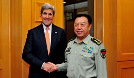 Ngoại trưởng Mỹ John Kerry (trái) và Phó Chủ tịch Uỷ ban quân sự Trung ương Trung Quốc Phạm Trường Long