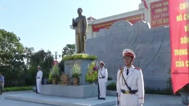 Tượng đài Chủ tịch Hồ Chí Minh với Công an nhân dân