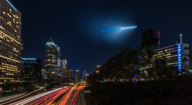 Vệt sáng bí ẩn xuất hiện trên bầu trời Los Angeles