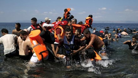  Ít nhất 6 trẻ em thiệt mạng sau khi một chiếc thuyền chở những người di cư bị lật úp ngoài khơi 