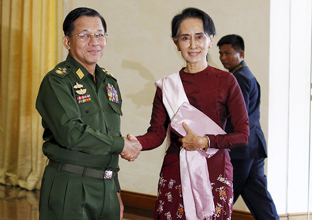 Tổng tư lệnh quân đội Myanmar Min Aung Hlaing bắt tay cùng bàAung San Suu Kyi trước cuộc họp ngày 2/12