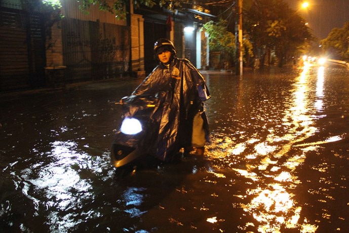 Tin tức mới cập nhật hôm nay cho biết nước ngập kéo dài suốt đường Tô Hiệu (quận Tân Phú) 