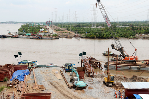 Hạng mục cầu vượt sông Chà đang được các nhà thầu thi công