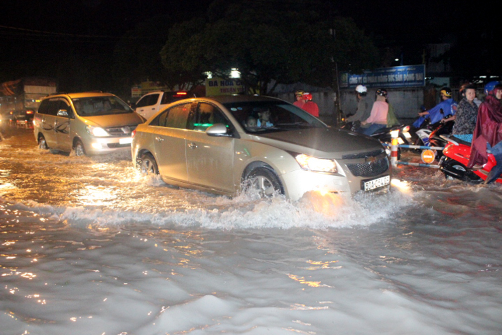 Nhiều tuyến đường tại thành phố biên hòa ngập sâu trong nước trong trận mưa lịch sử vừa qua