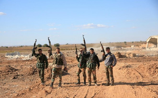 Các tay súng thuộc quân đội chính phủ Syria ở Kweyris, phía Đông Aleppo