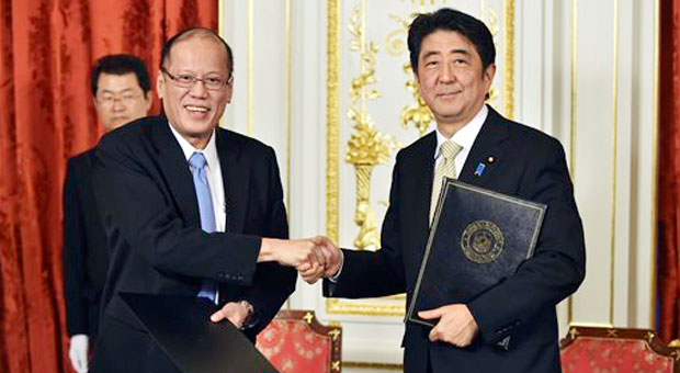 Tổng thống Philippines Aquino Benigno (trái) và Thủ tướng Nhật Shinzo Abe (phải) trong cuộc gặp ở Tokyo ngày 4/6