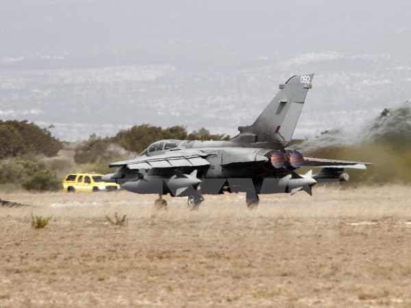 Máy bay Tornado GR4 cura Không lực Hoàng gia Anh cất cánh từ căn cứ không quân Akrotiri RAF