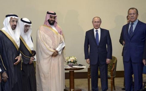 Tổng thống Nga Vladimir Putin gặp với Bộ trưởng Quốc phòng và là hoàng tử Saudia Arabia