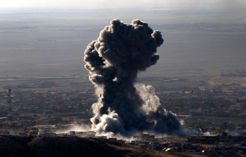 Một đòn không kích của liên minh quốc tế ở thị trấn Sinjar, tỉnh Mosul, miền bắc Iraq 