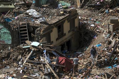 Một ngôi nhà bị phá hủy trong trận động đất xảy ra hôm 25/4 ở Sankhu, ngoại ô thủ đô Kathmandu