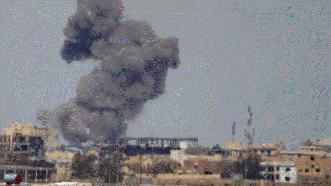 Khói bốc lên từ một tòa nhà ở Tikrit sau một trận không kích của Mỹ