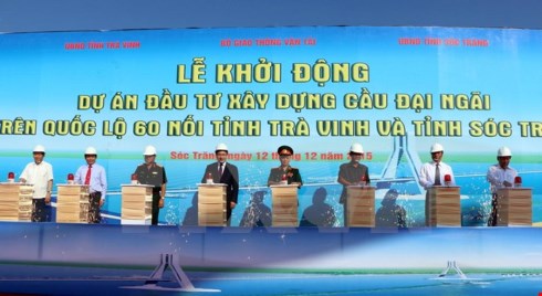 Các đại biểu thực hiện nghi lễ khởi động Dự án