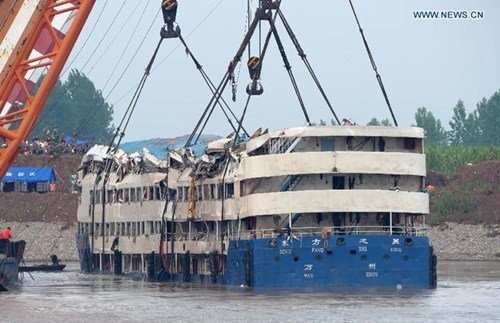 Trung Quốc nâng con tàu bị lật úp lên khỏi mặt nước 