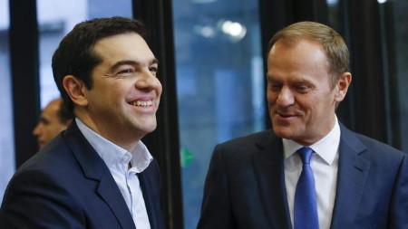 Thủ tướng Hy Lạp Alexis Tsipras (trái) bắt tay Chủ tịch hội đồng EU Donald Tusk