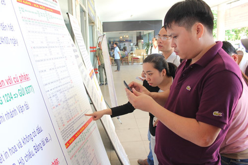 Hành khách tra cứu thông tin tại Ga Sài Gòn