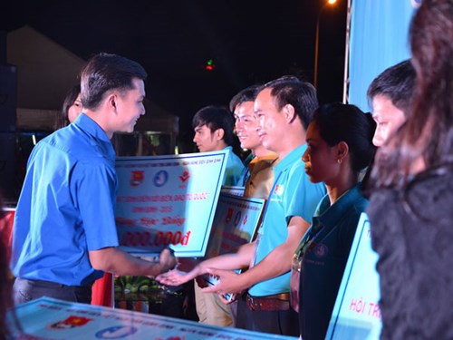 Anh Nguyễn Minh Triết (trái) trao học bổng cho đại diện các tỉnh thành