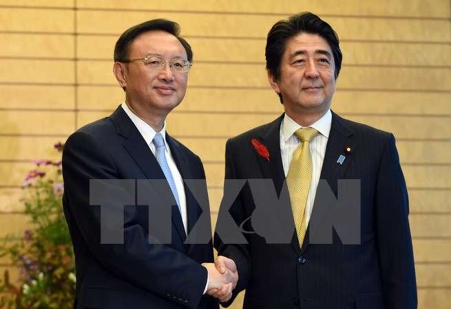 Thủ tướng Nhật Bản Shinzo Abe (phải) có cuộc gặp với Ủy viên Quốc vụ Trung Quốc Dương Khiết Trì (trái)