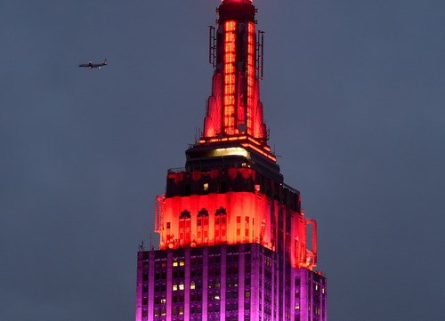 Tòa nhá Empire State rực sáng đèn đỏ tím để tưởng nhớ đến hơn 200 nữ sinh Nigeria 