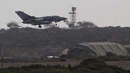 Chiếc Tornado của Không quân Anh trở về căn cứ