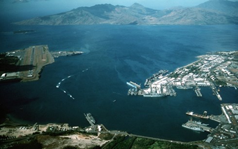 Trạm hải quân Subic (phải)