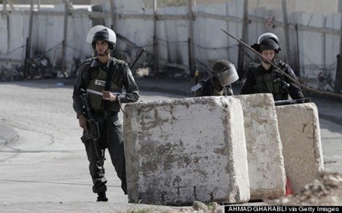 Binh sĩ Jerusalem đứng gác ở cạnh vùng dân cư  Abu Jamal, Jerusalem