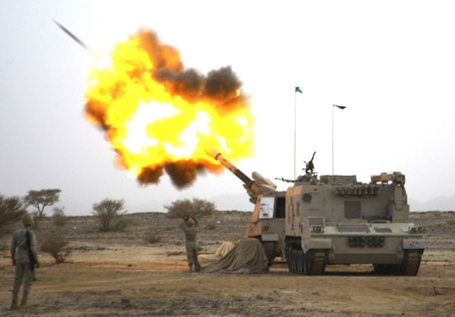 Pháo binh Saudi Arabia pháo kích vào một vị trí của phiến quân ở Yemen