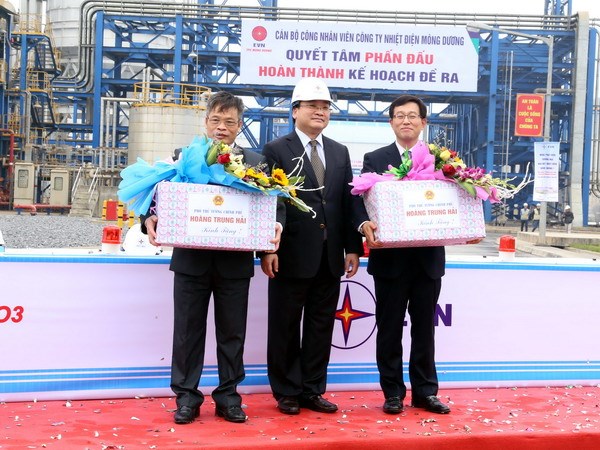 Phó Thủ tướng Hoàng Trung Hải tặng quà cho cán bộ công nhân viên nhà máy Nhiệt điện Mông Dương 1