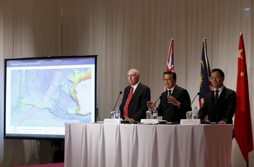 Đại diện 3 nước trong cuộc họp báo về bước tiếp theo của cuộc tìm kiếm MH370