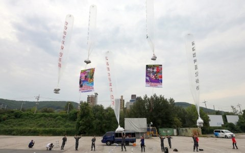 Người dân Hàn Quốc rải truyền đơn bằng bóng bay sang phía Triều Tiên