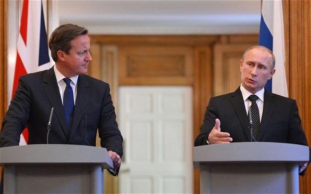 Tổng thống Nga Vladimir Putin (phải) và Thủ tướng Anh David Cameron
