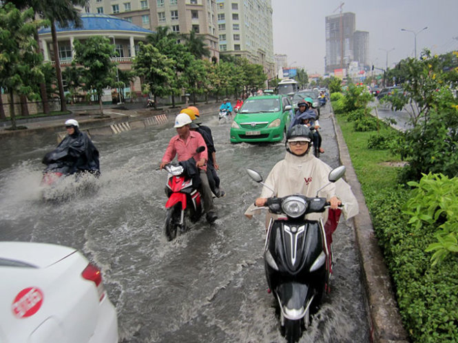 Tin tức mới cập nhật hôm nay cho biết Sài Gòn mưa đầu mùa như trút