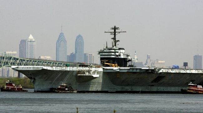 Tàu sân bay USS America của Hải quân Mỹ neo đậu trên sông Delaware, Philadelphia