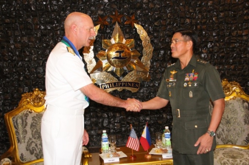Tư lệnh Hạm đội Thái Bình Dương của Mỹ bắt tay với Tham mưu trưởng Các Lực lượng Vũ trang Philippines