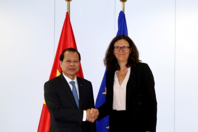 Phó Thủ tướng Vũ Văn Ninh và bà Cecilia Malstrom, đại diện thương mại của Liên minh châu Âu