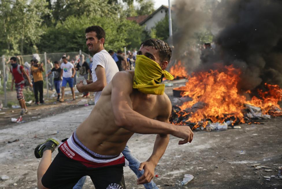 Một người tấn công đáp trả sau khi cảnh sát Hungary xịt hơi cay và phun vòi rồng vào dòng người tị nạn - di cư