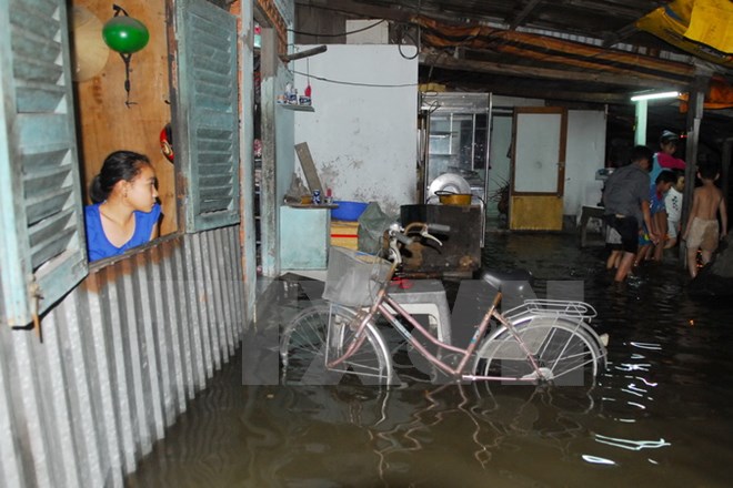 Triều cường dâng cao gây ngập nước trong nhà nhiều hộ dân 