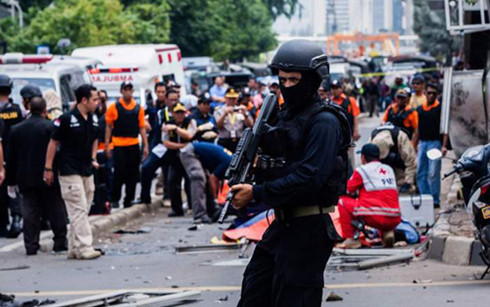 Cảnh sát Indonesia gác tại điểm xảy ra tấn công khủng bố ở Jakarta