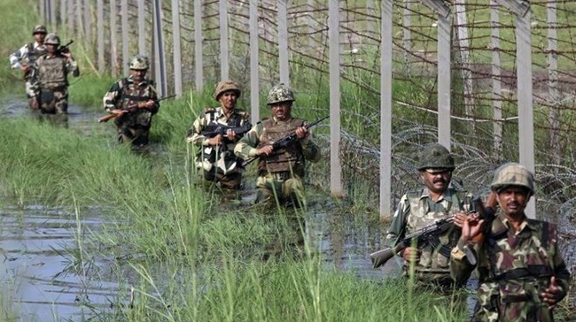 Binh sĩ Ấn Độ đi tuần tra dọc đường biên giới với Pakistan