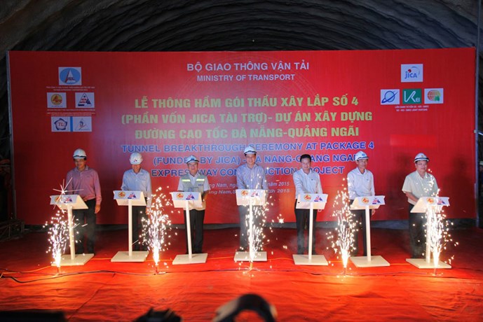 Tin tức mới cập nhật hôm nay cho biết hông hầm núi Eo dự án đường cao tốc Đà Nẵng - Quảng Ngãi