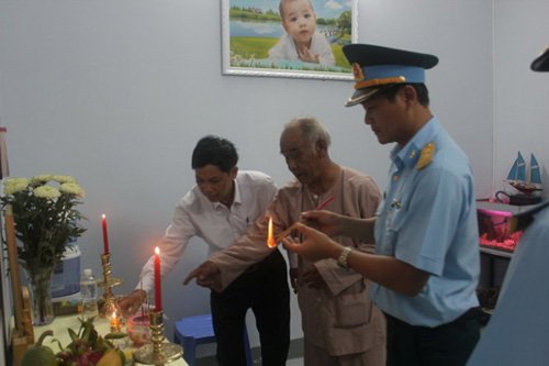 Người thân, đồng nghiệp viếng tang đại úy phi công Nguyễn Anh Tú tại tư gia 