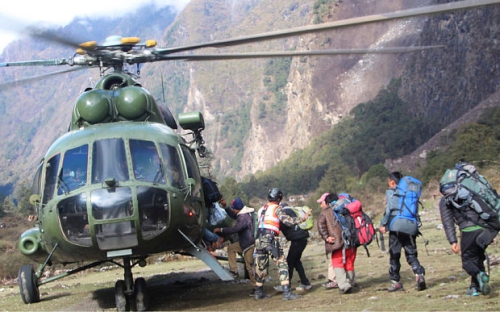 Những người leo núi bị mắc kẹt tại Rasuwa được lên trực thăng cứu hộ. Ảnh Xinhua 