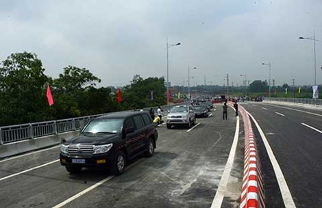 Cầu Hạc Trì trong ngày thông xe