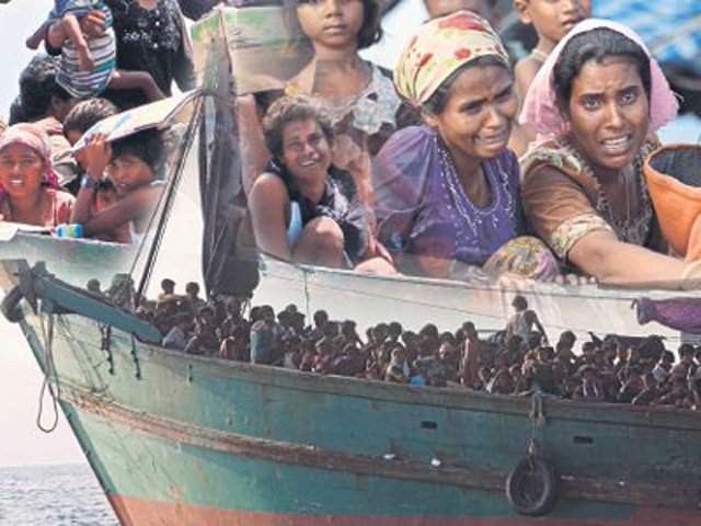 Người di cư Bangladesh chen chúc nhau trên một con thuyền vượt biển sang Đông Nam Á