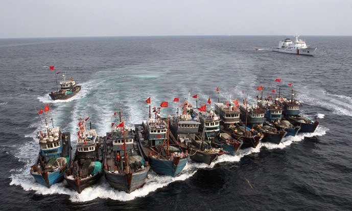 Các tàu cá Trung Quốc liên kết nhau chống lại cuộc truy đuổi của tàu tuần duyên Hàn Quốc hồi năm 2011 