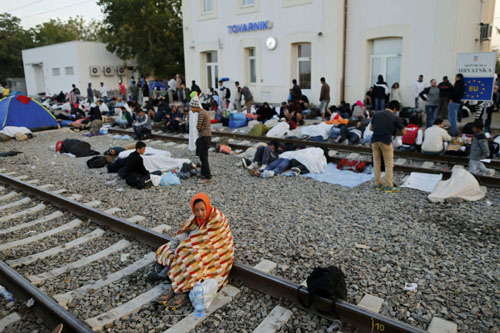 Người di cư vạ vật ở bến tàu của Croatia