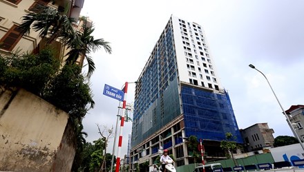 Tòa nhà số 8B Lê Trực nhìn từ hướng đường Kim Mã, Trần Phú.