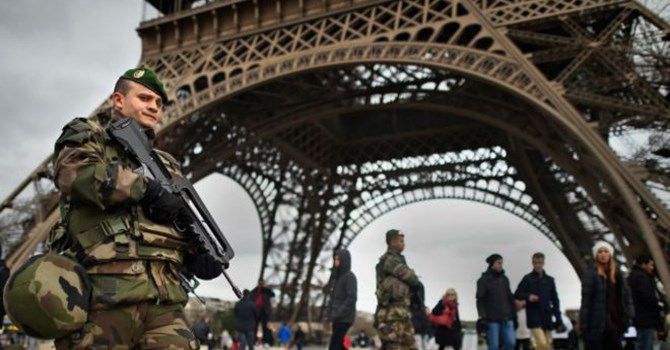 Cảnh sát tuần tiễu dưới chân tháp Eiffel