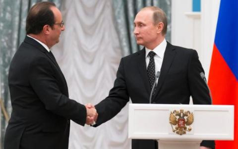 Tổng thống Nga Putin (phải) và người đồng cấp Pháp Hollande bắt tay quyết tâm tiêu diệt IS 